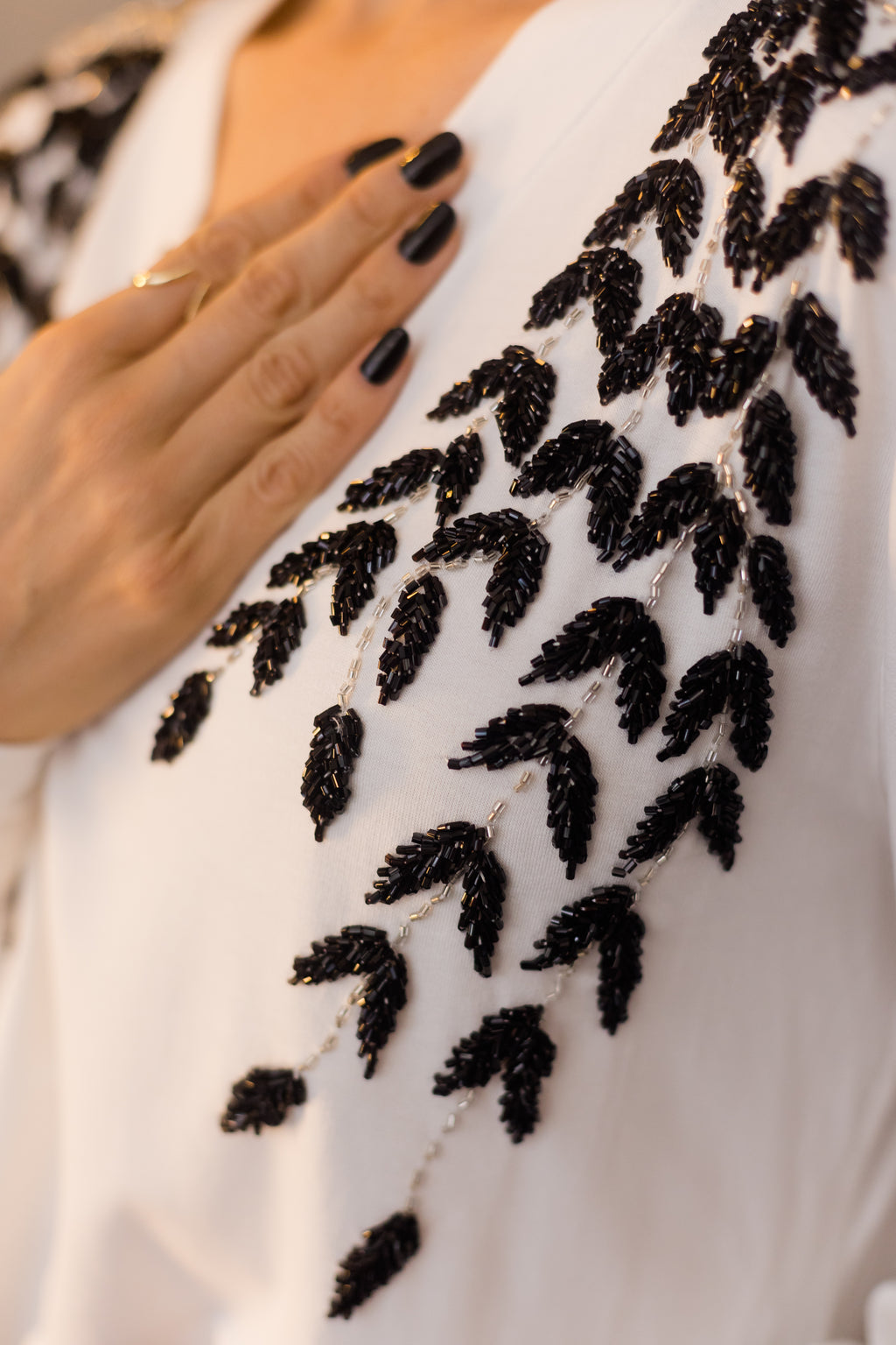 Blusa Moletinho Decote V Bordada