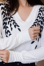 Blusa Moletinho Decote V Bordada