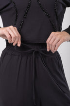 Conjunto Trip Calça e Cropped Bordado em Moletinho